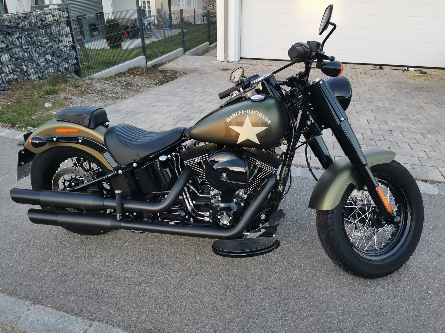 Harley-Davidson Softail Slim Bobber im Military Bike Stil Verde - 1