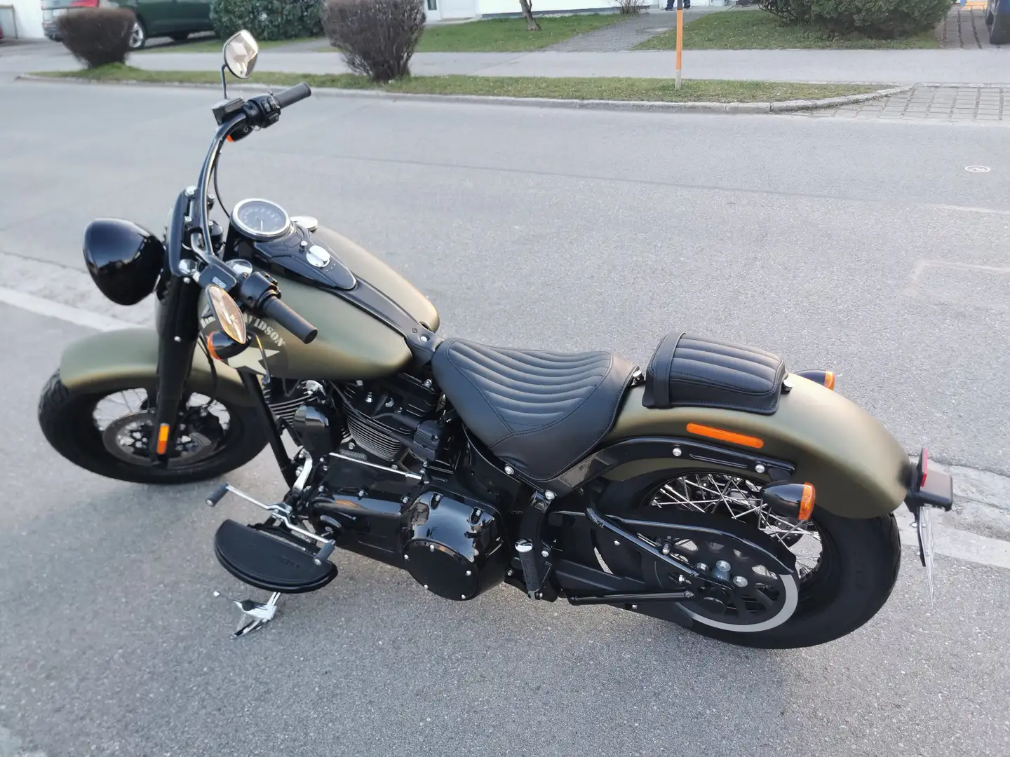 Harley-Davidson Softail Slim Bobber im Military Bike Stil Verde - 2