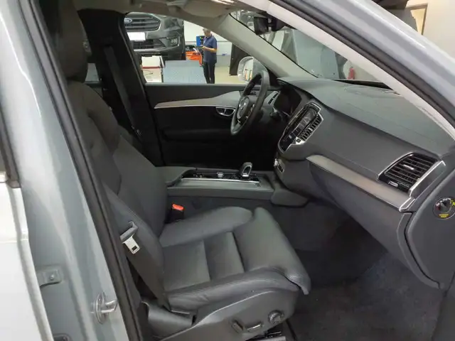 Volvo XC90 view 8