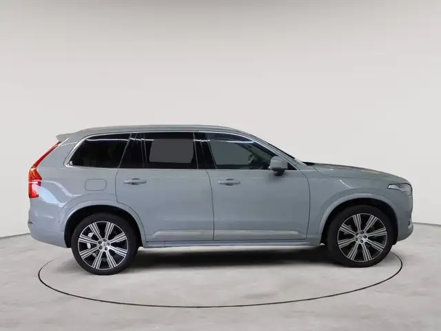 Volvo XC90 view 3