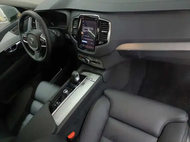 Volvo XC90 view 9
