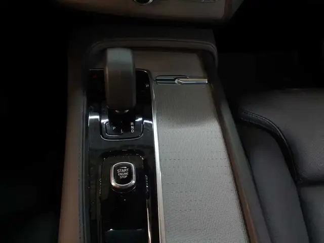 Volvo XC90 view 10