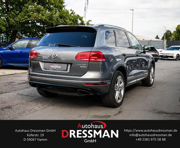 Volkswagen Touareg view 4