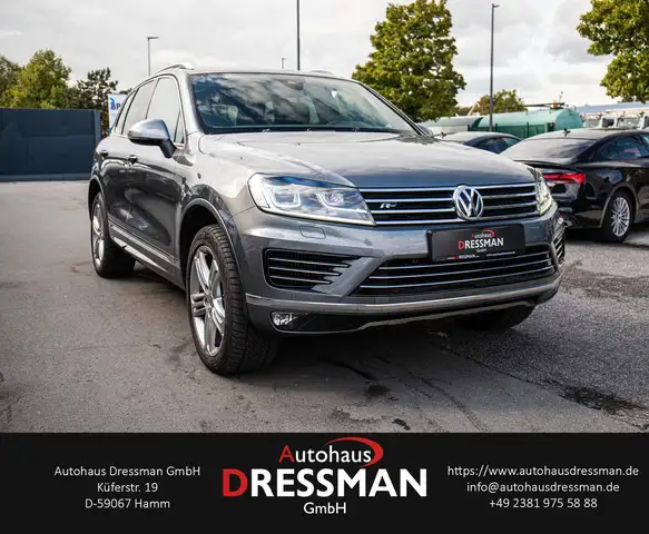 Volkswagen Touareg view 3