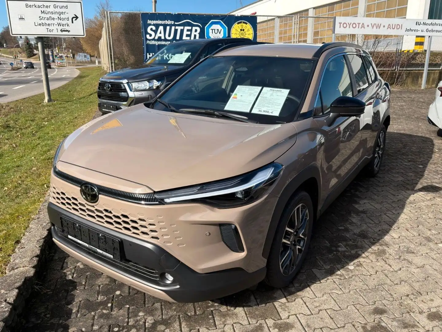 Toyota Corolla Cross 2,0-l-Hybrid Teamplayer (facelift) Braun - 1