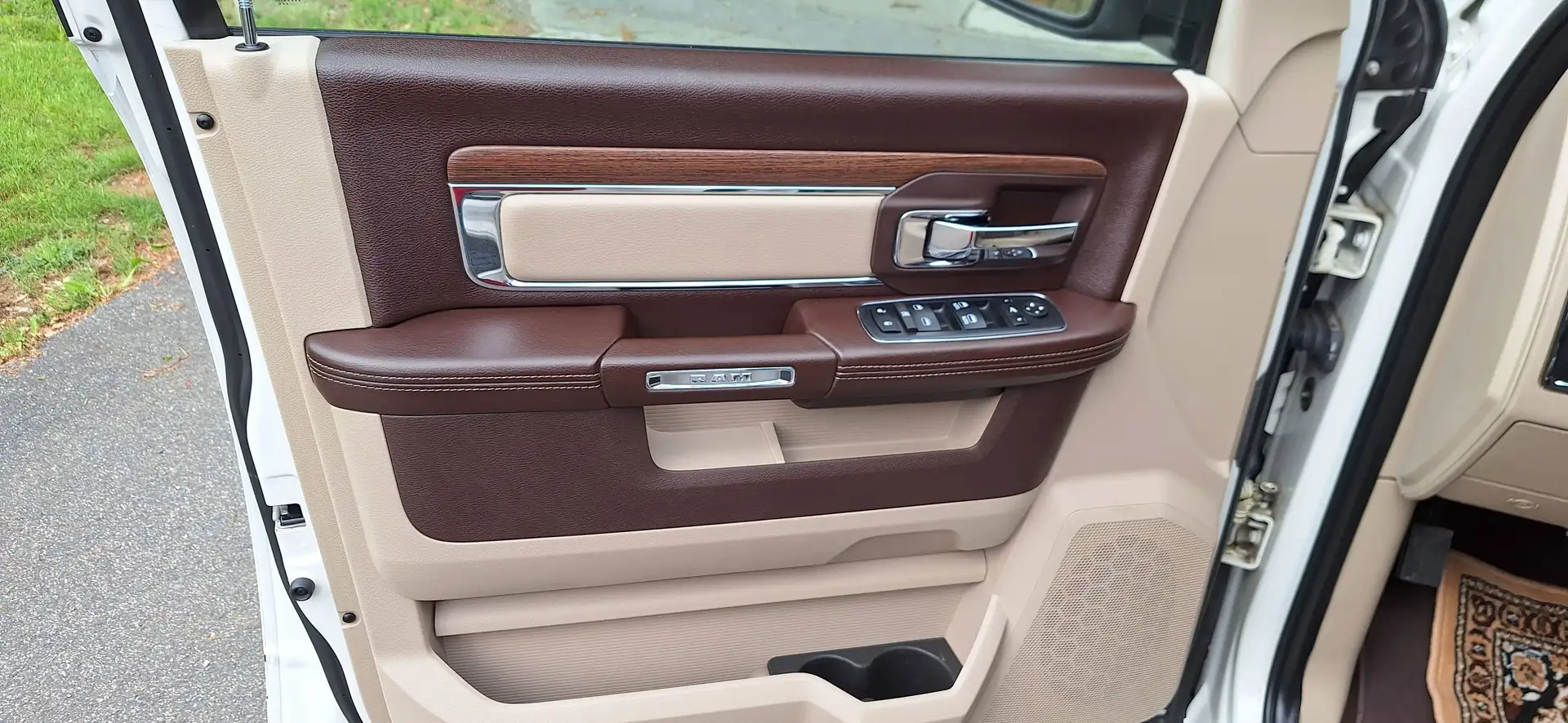 Dodge RAM Dodge RAM 1500 Laramie Cre Cab Long Bed Weiß - 2