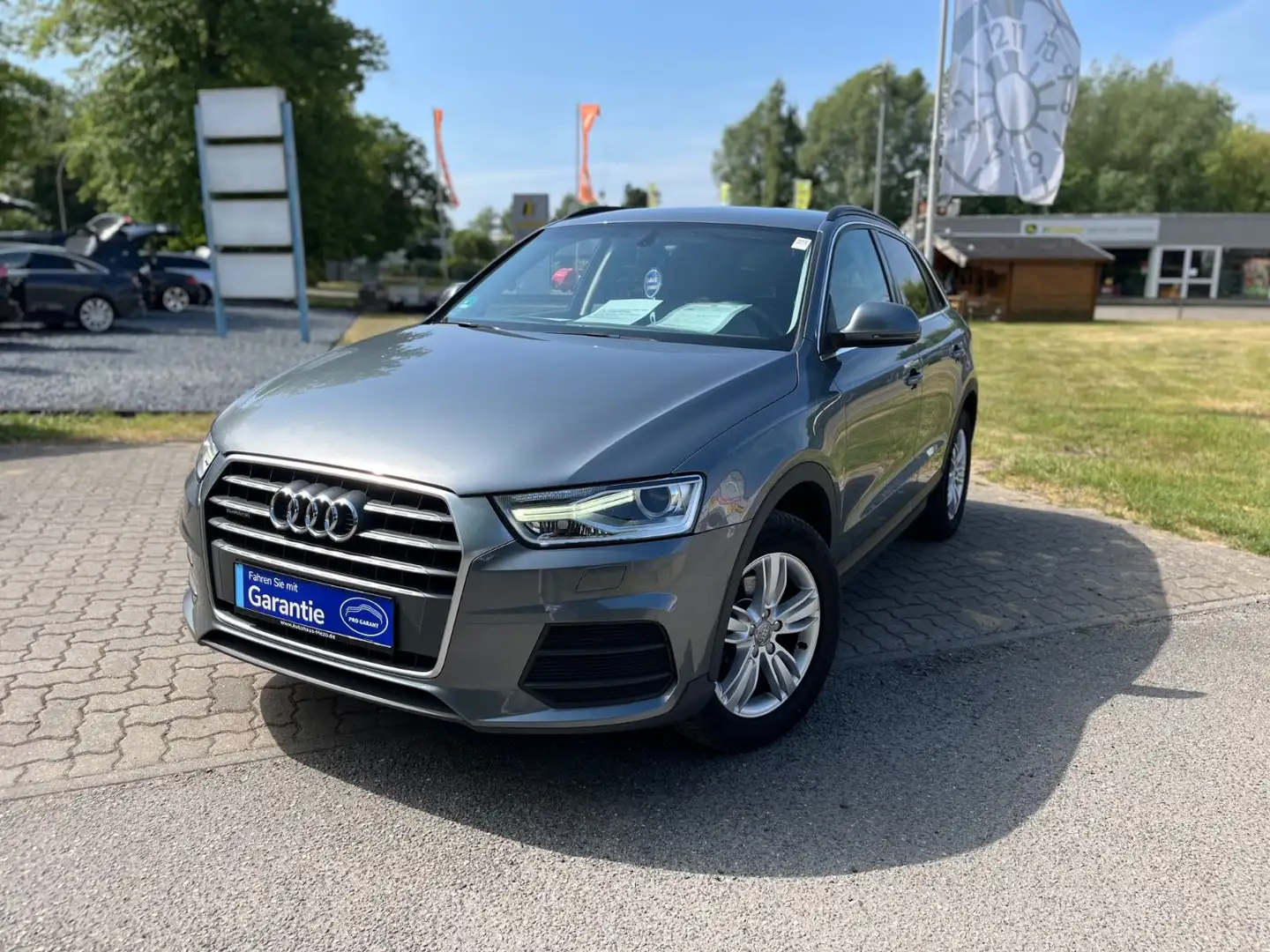 Audi Q3 2.0l TDI quattro/ AHK/ LED/ NAVI Grau - 1
