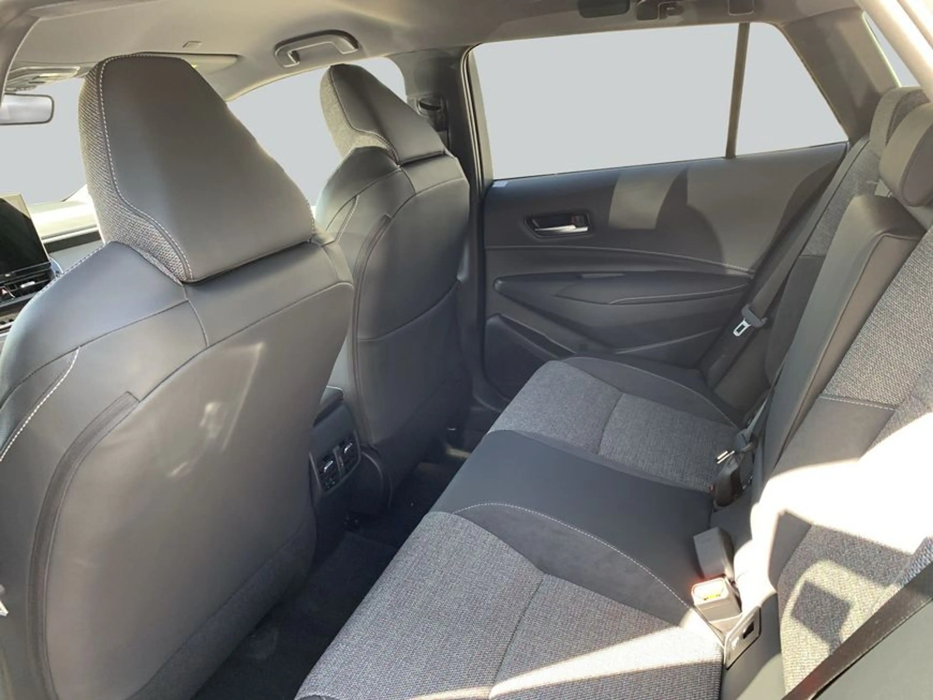 Toyota Corolla 2.0 Hybrid Touring Sports Teamplayer 98 kW — photo 11