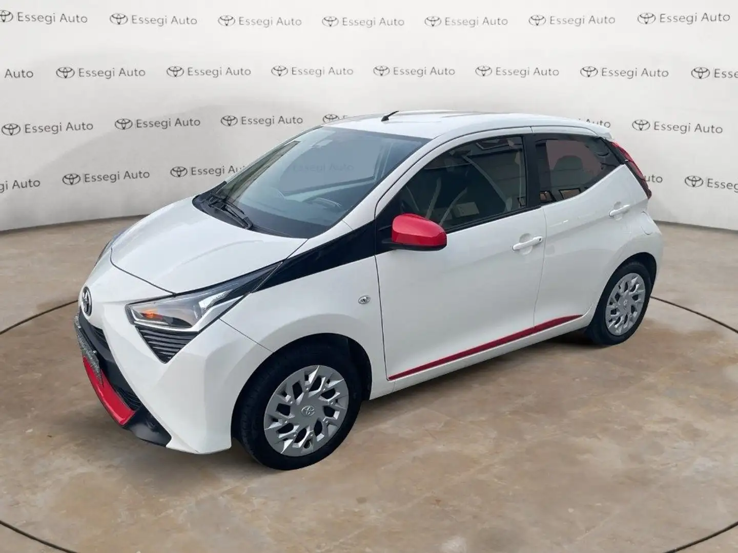 Toyota Aygo Connect 1.0 VVT-i 72 CV 5 porte x-cool Blanc - 1