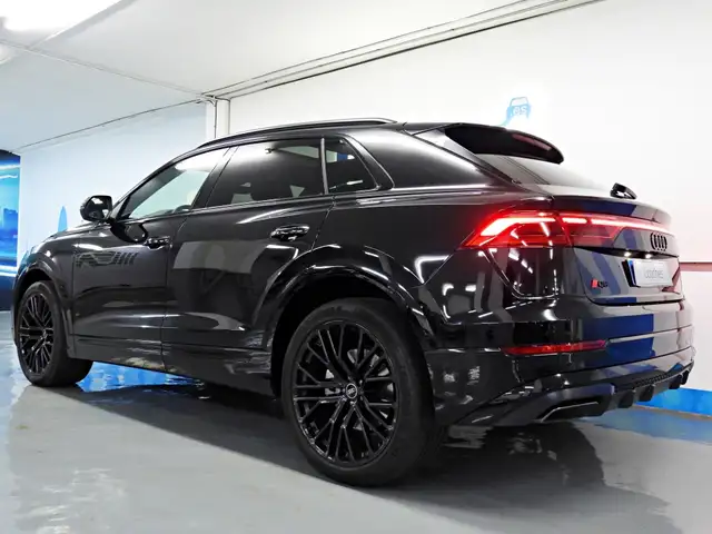 Audi Q8 view 9