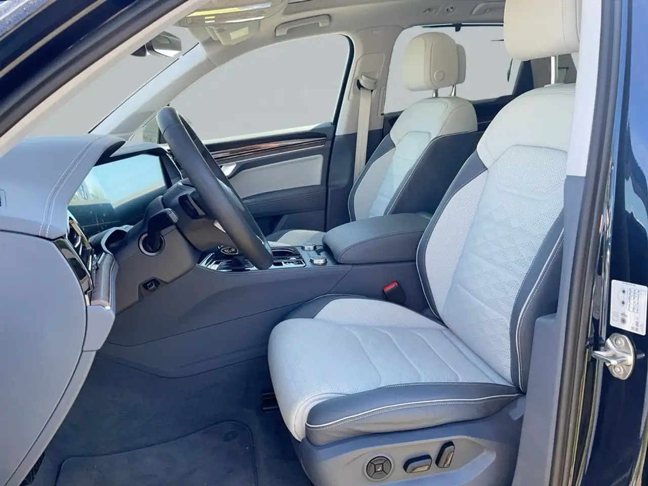 VOLKSWAGEN TOUAREG ELEGANCE - 3.0 EHYBRID 381ch - 1 616KM