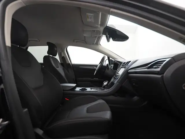 Ford Mondeo view 3
