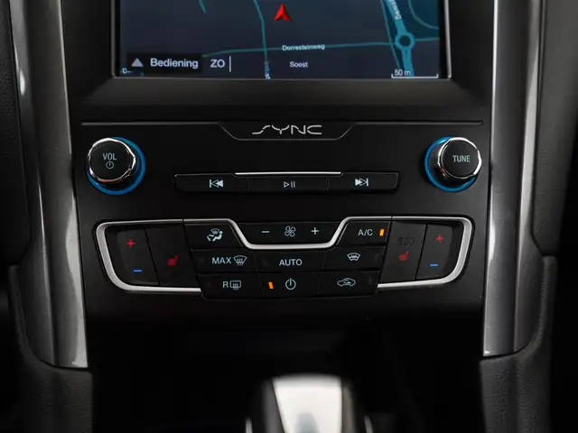 Ford Mondeo view 11