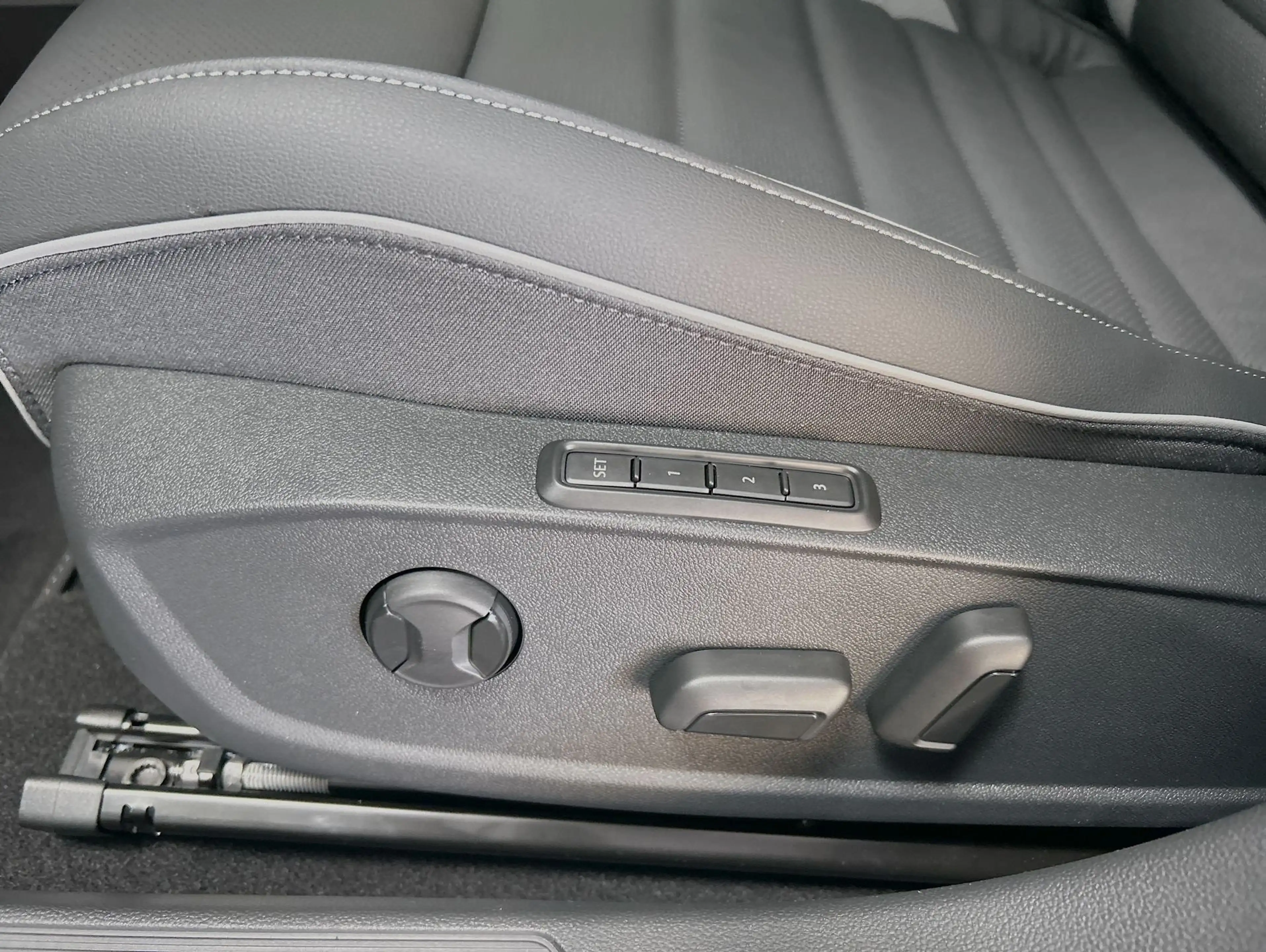 Volkswagen Golf Variant R-Line 2.0 l TDI DSG CarPlay Pano — photo 12