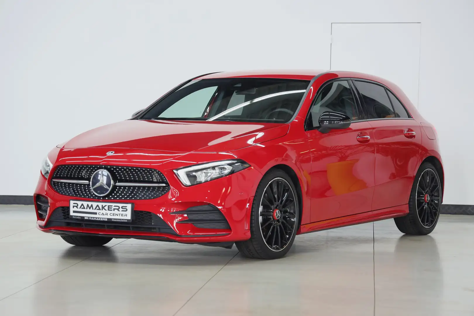 Mercedes-Benz A 180 d AMG Night 19" | LED Sfeerlicht KEYLESS Camera Rouge - 1