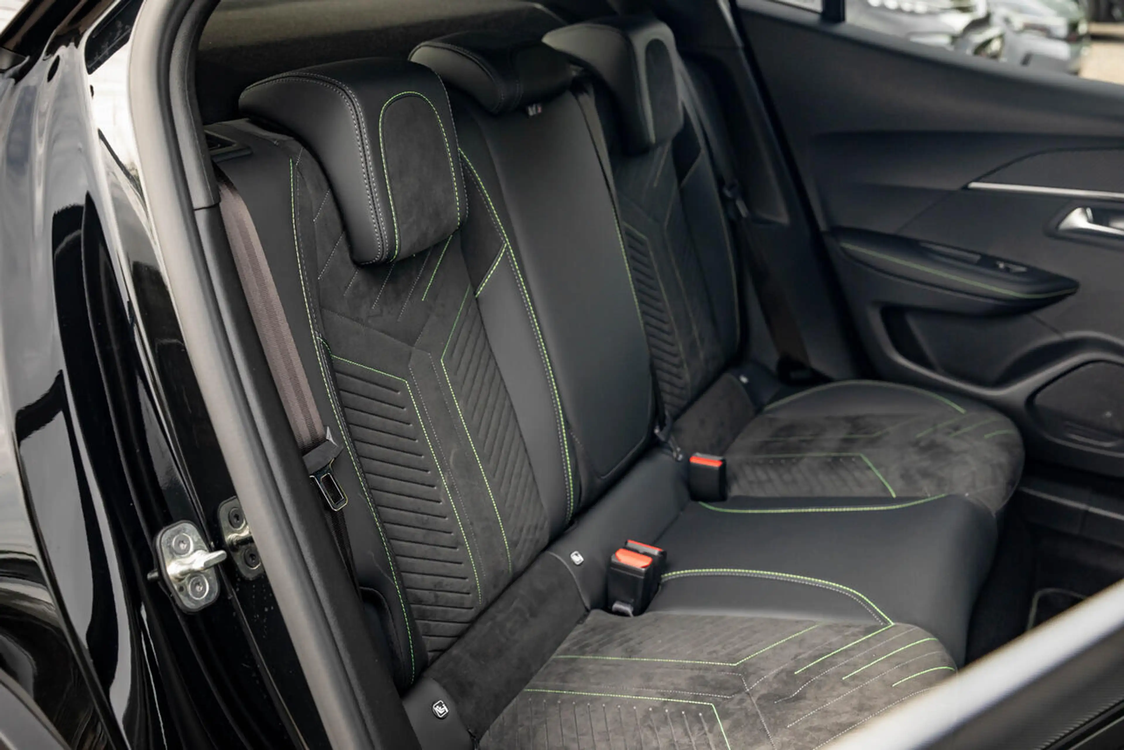 Peugeot 2008 GT | 130 PK AT I Massage I 360° Camera I Dodeho... — photo 14