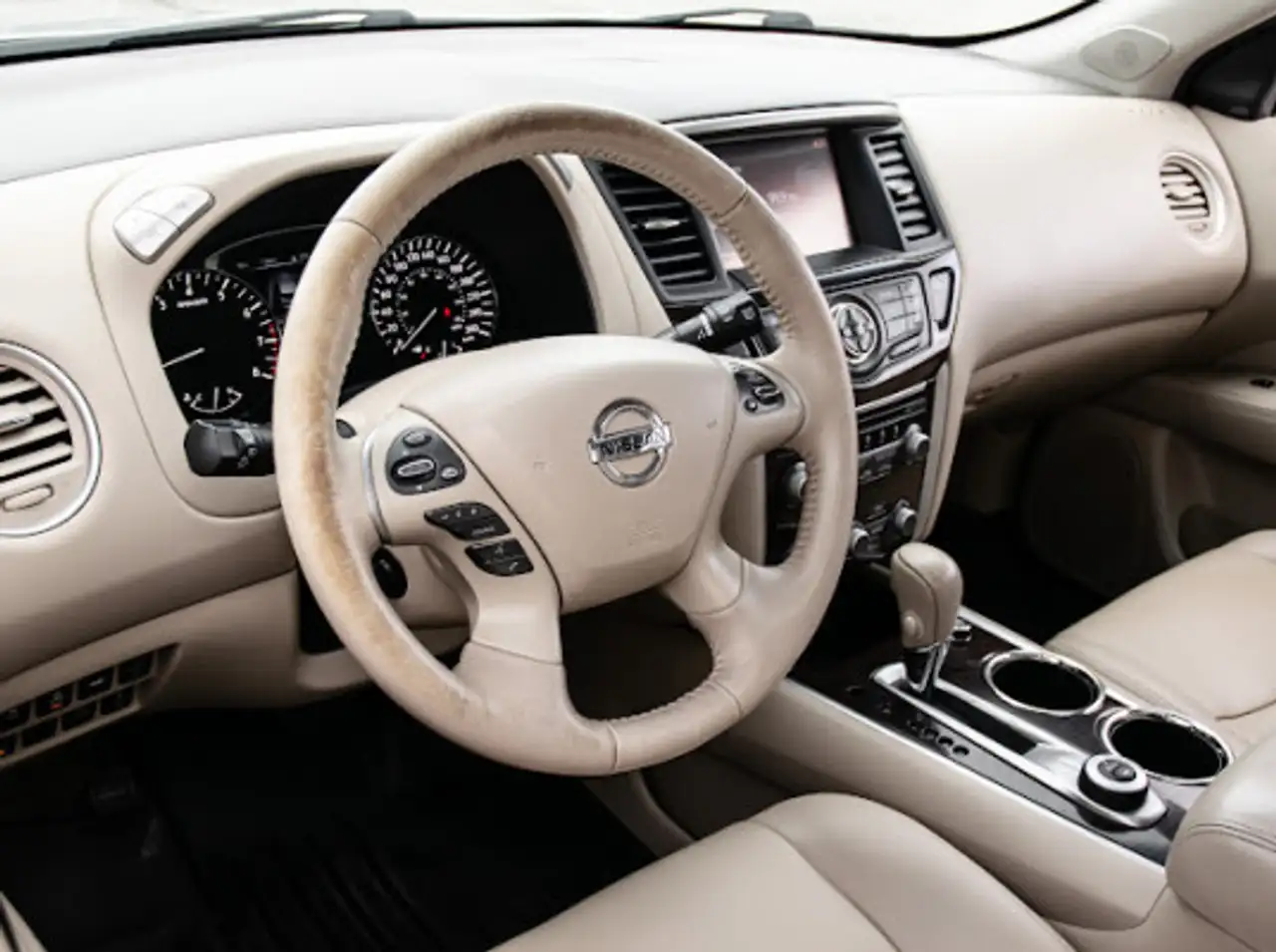 Nissan Pathfinder снимка Nissan Pathfinder