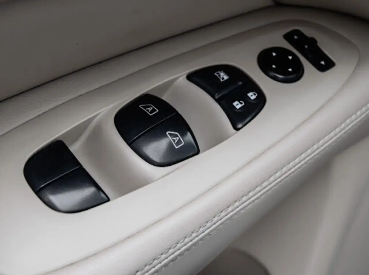 Nissan Pathfinder снимка Nissan Pathfinder