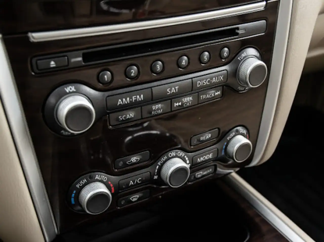 Nissan Pathfinder снимка Nissan Pathfinder