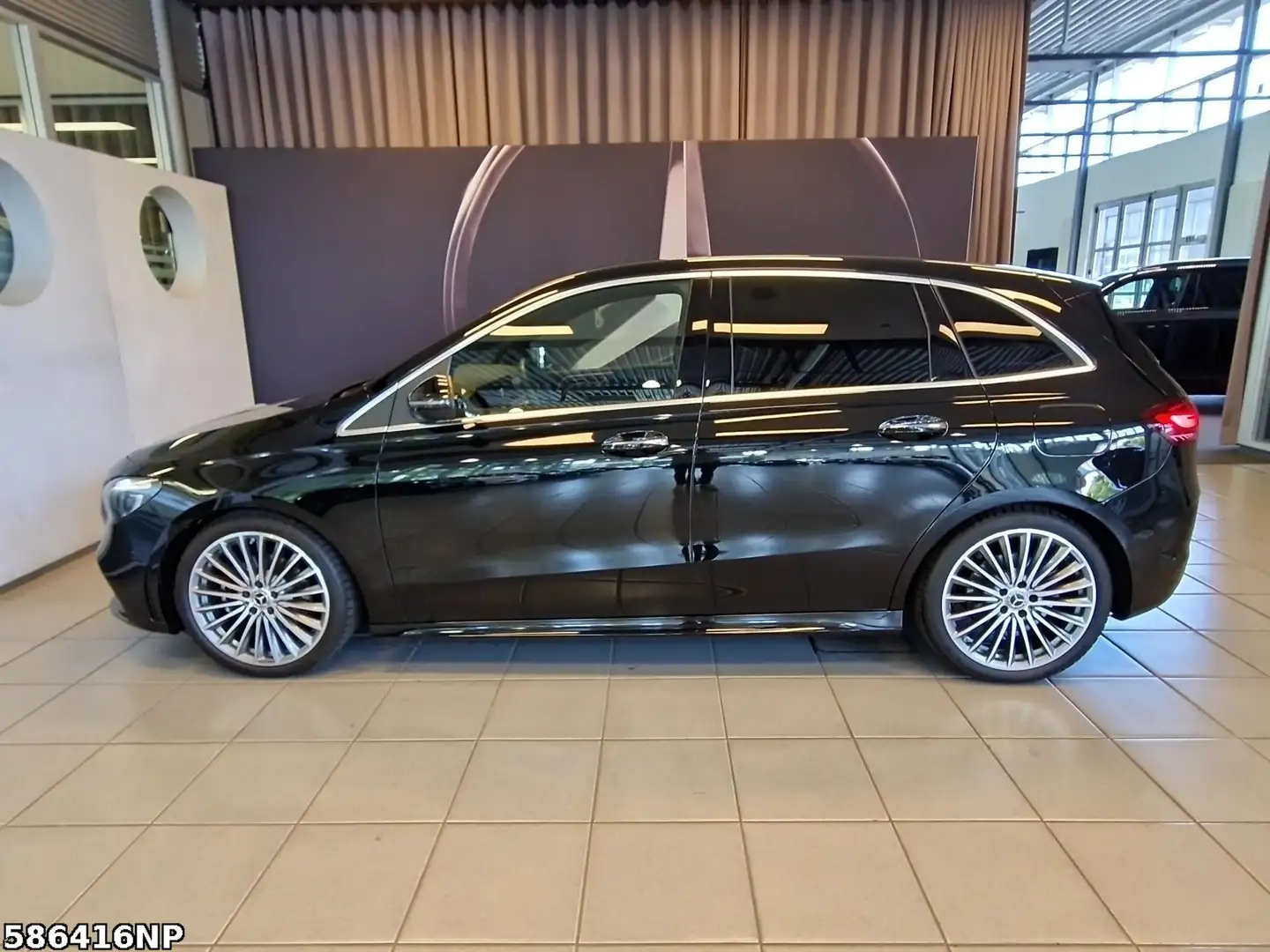 Mercedes-Benz B 200 AMG Advanced-Plus Panorama KeylessGO 19"LM Černá - 2