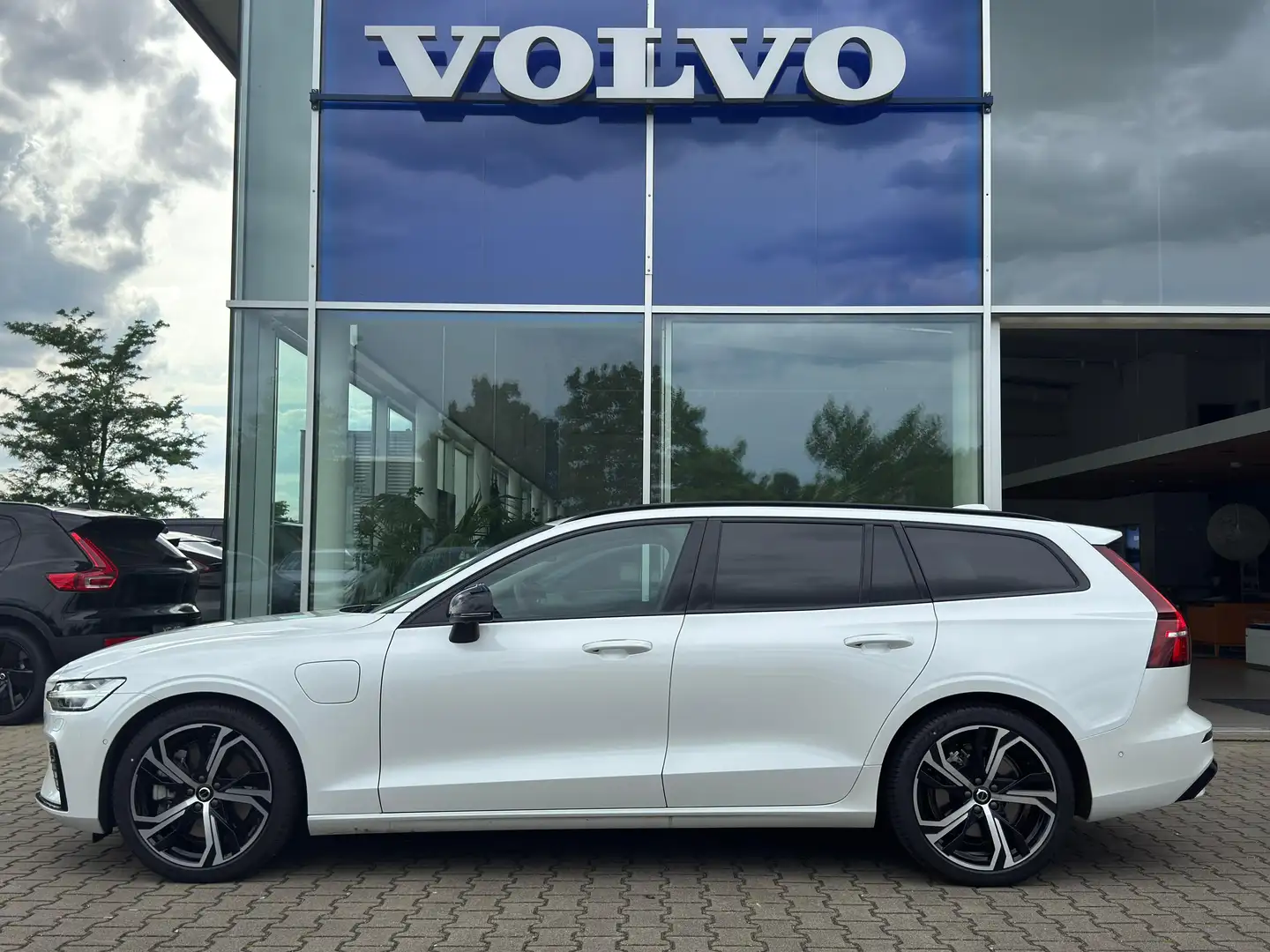 Volvo V60 T6 Plus Dark Recharge Plug-In Hybrid AWD Weiß - 2