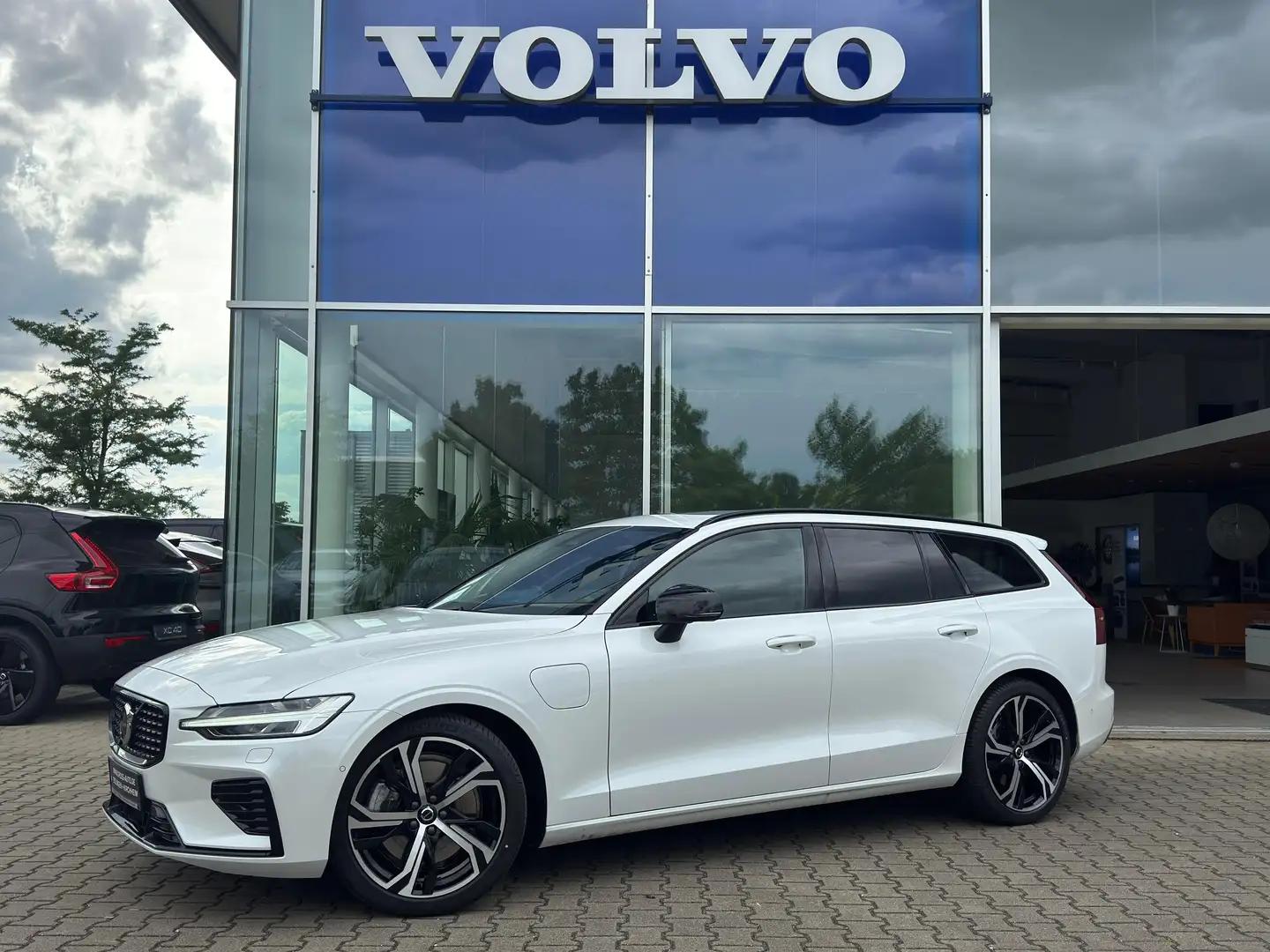 Volvo V60 T6 Plus Dark Recharge Plug-In Hybrid AWD Weiß - 1