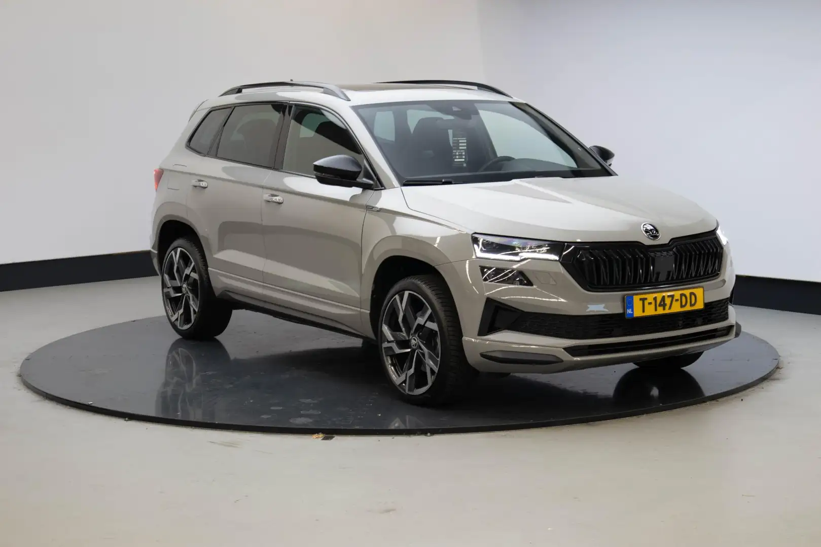Skoda Karoq 1.5 TSI ACT Sportline Business | Technologie-pakke Grijs - 1