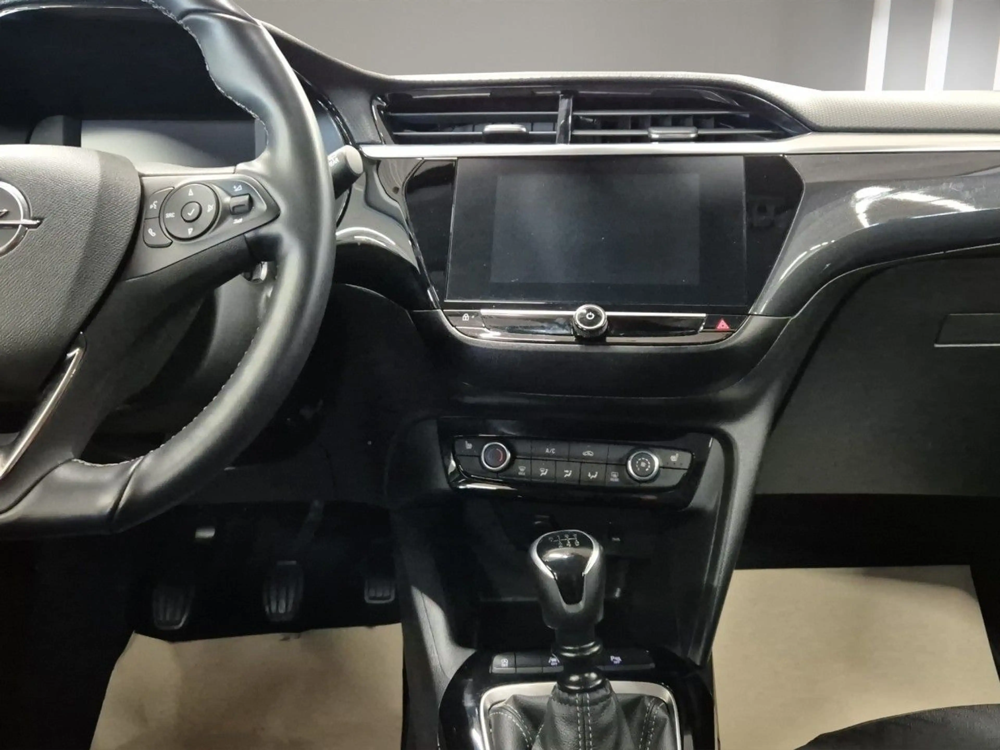 Opel Corsa Elegance 1.2 Turbo 6 Gang PDC Ganzjahr Car — photo 10