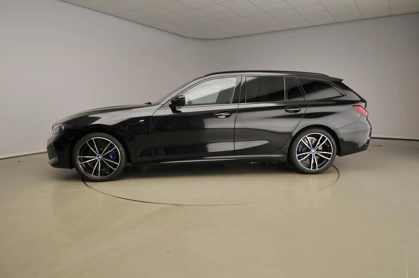 BMW 320 3 Serie Touring 320e | M-Sportpakket | LED | HUD | Zwart - 2