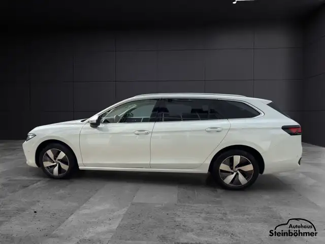 Volkswagen Passat view 3