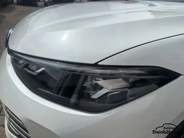 Volkswagen Passat view 11