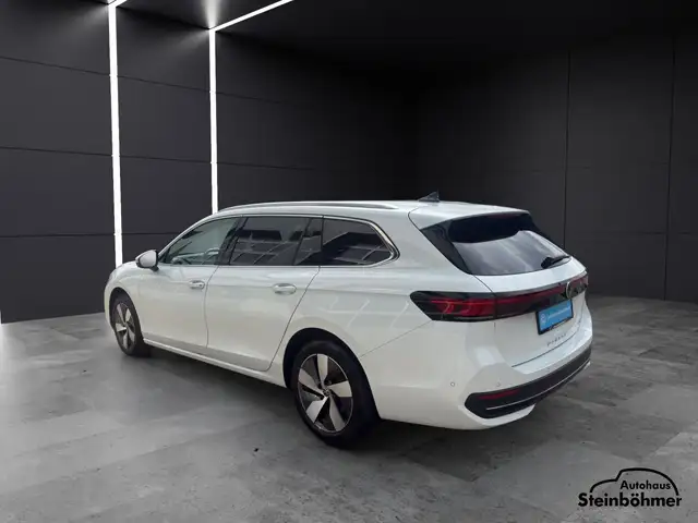 Volkswagen Passat view 4