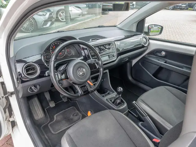 Volkswagen up! view 19