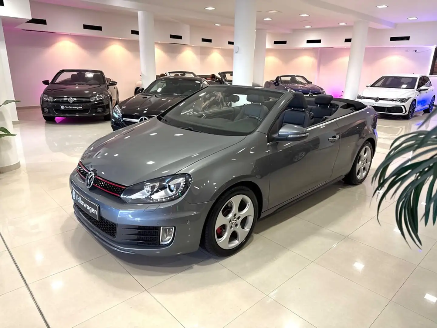 Volkswagen Golf Cabrio 2.0 TSI 210cv DSG GTI Grijs - 1