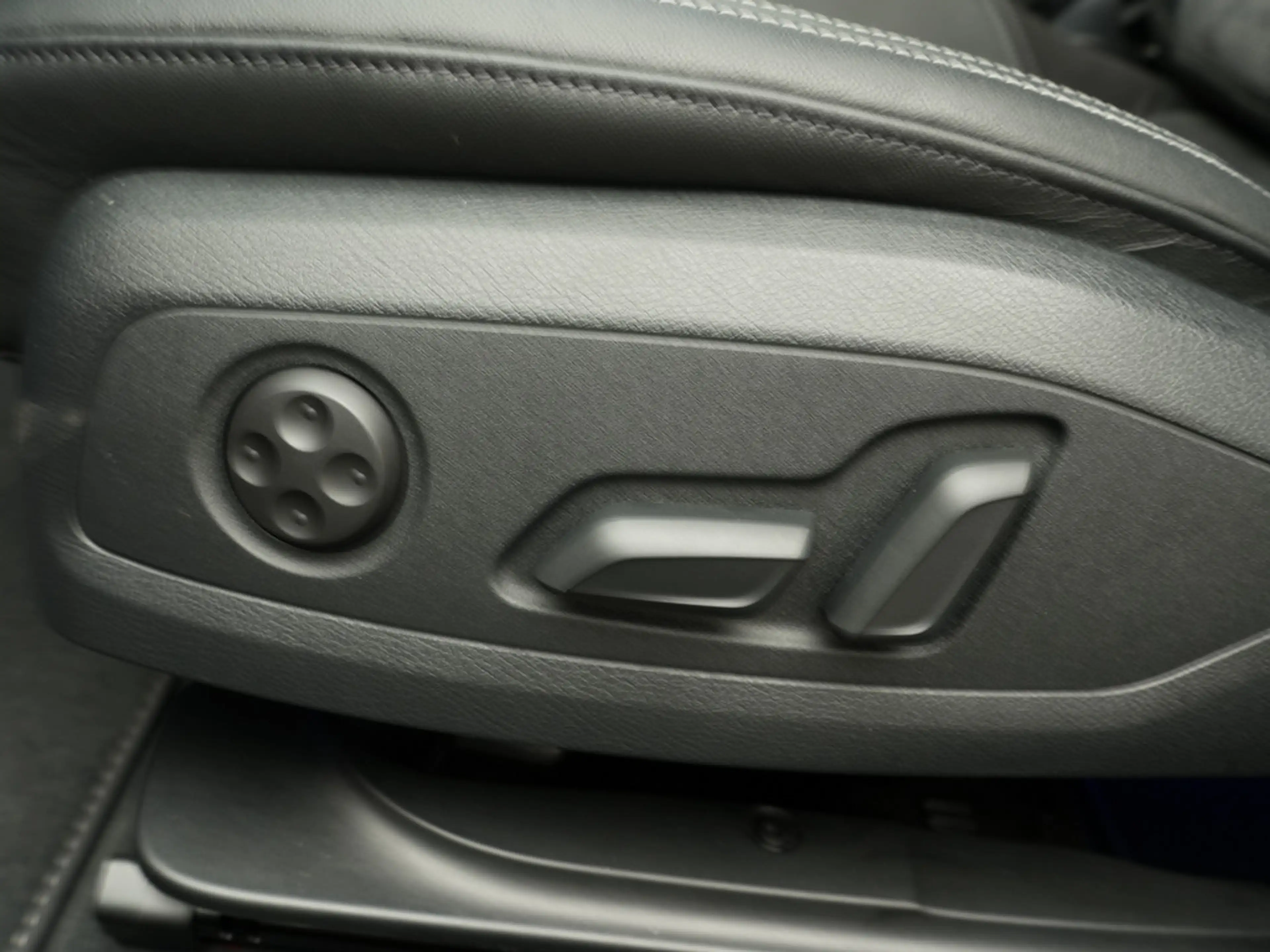 Audi A4 quattro S line AHK ACC 4xSHZ MEMORY B&O LEDER — photo 12