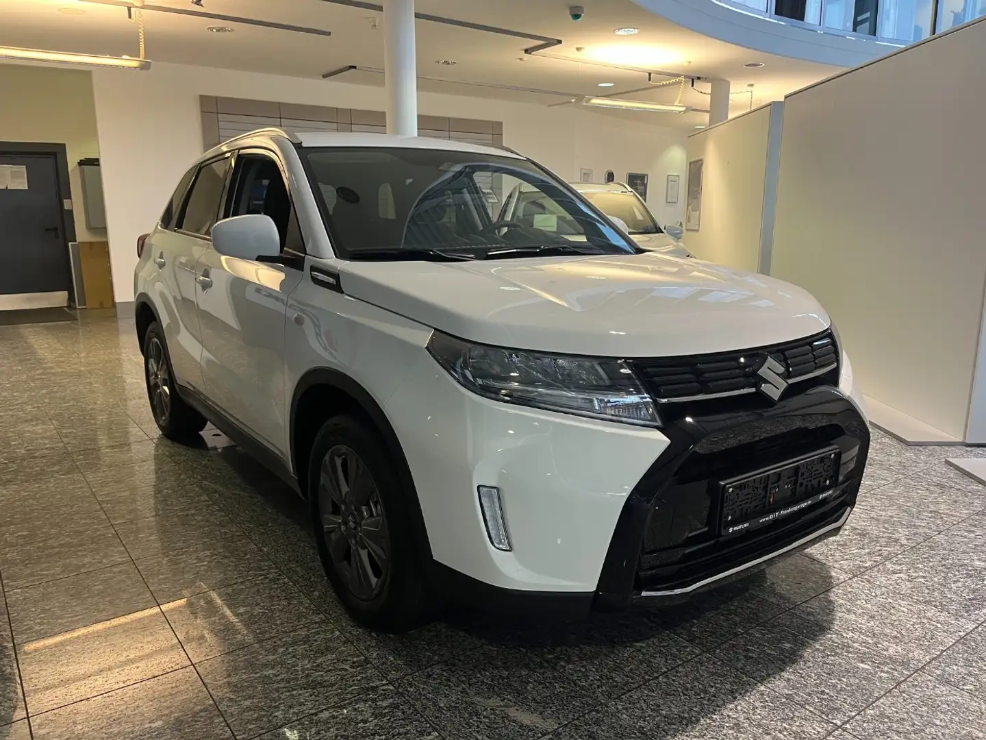 Suzuki Vitara 1.4 Comfort 4x2 LED, AppleCarPlay, SHZ, BT Fehér - 2