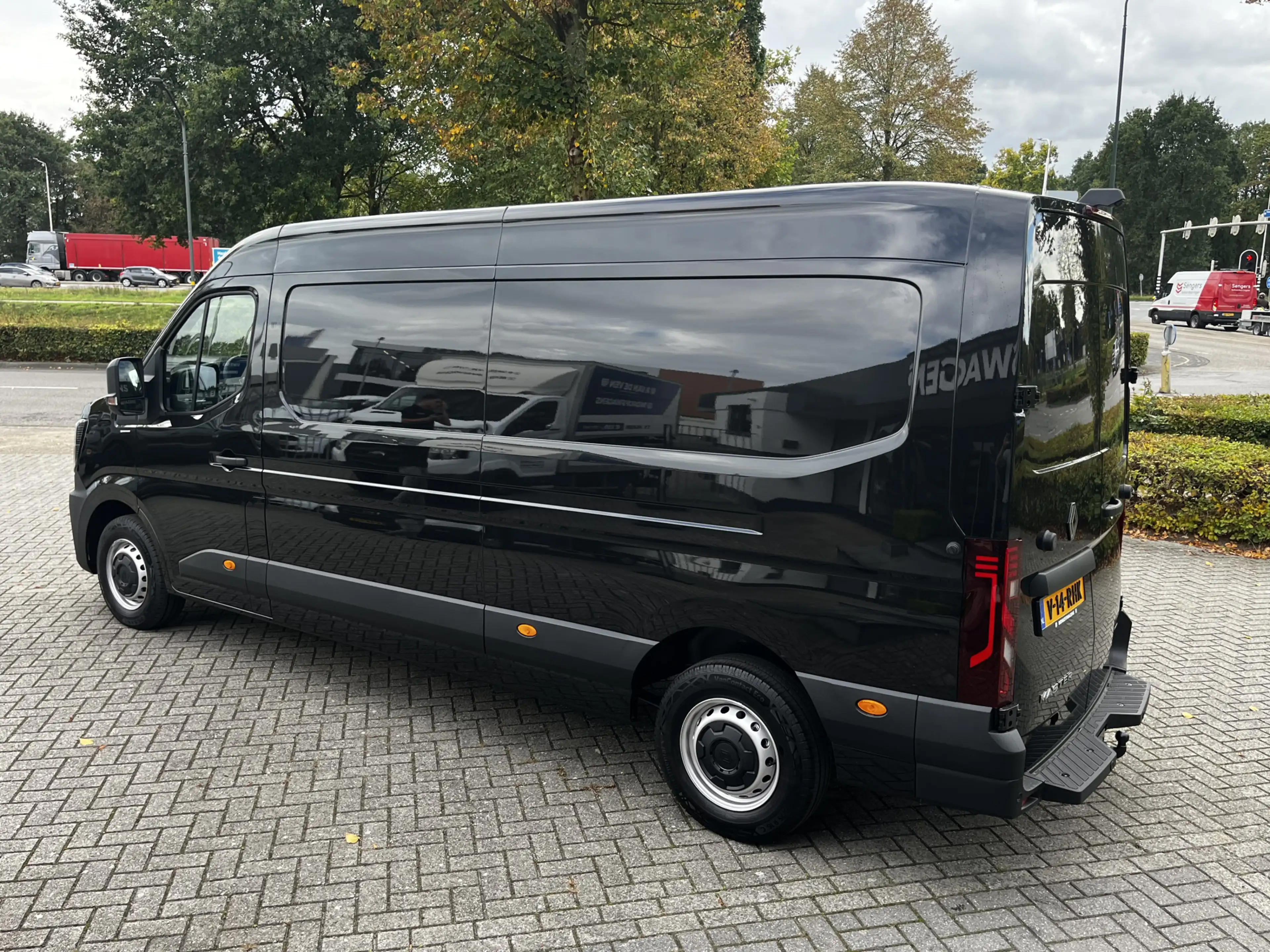 Renault Master E-Tech T35 L2H2 Advance Long Range 87 kWh 143pk | — photo 4