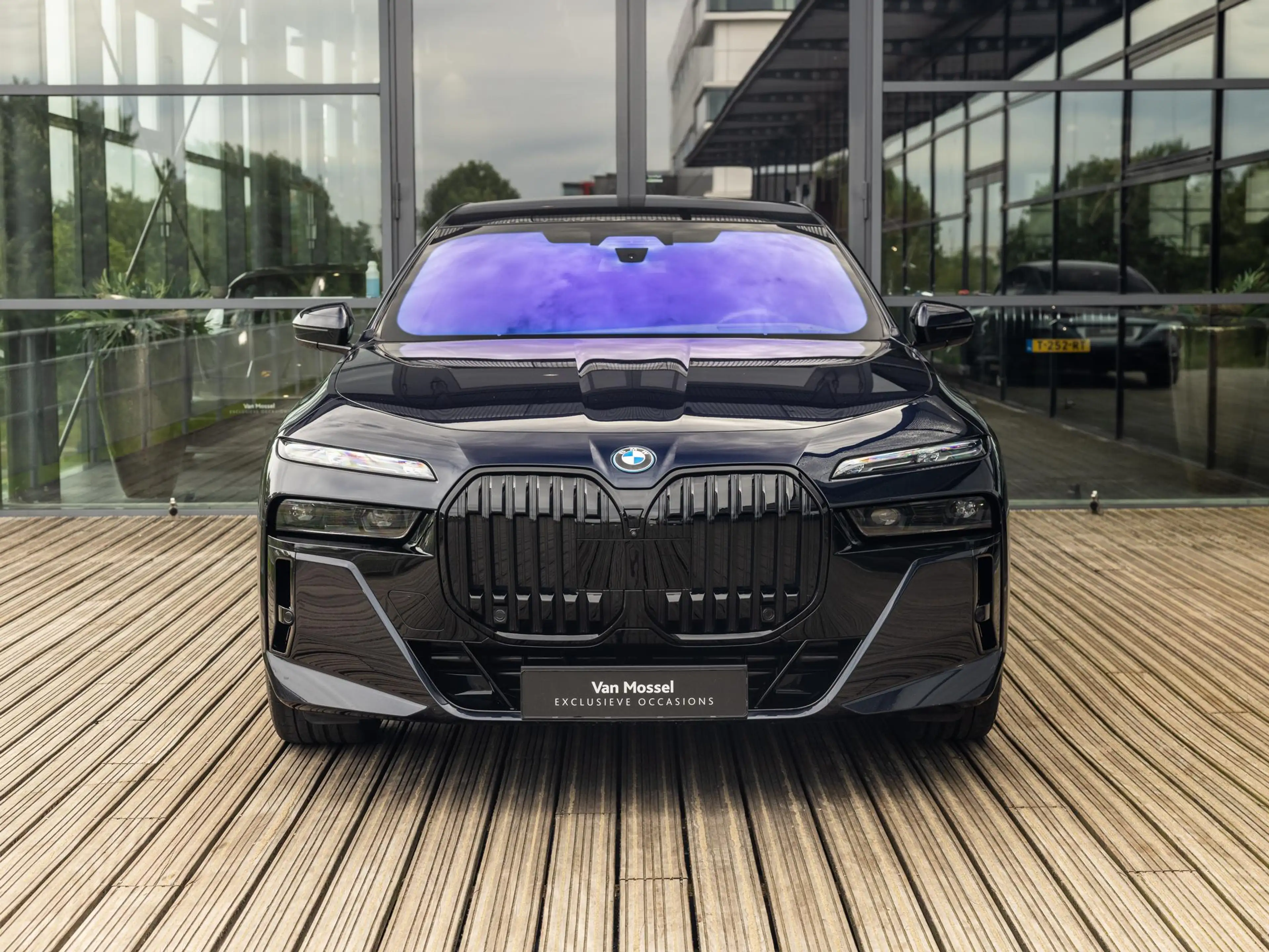 BMW i7 xDrive60 106 kWh | M-SPORT | SKYLOUNGE PANORAMADAK — photo 2