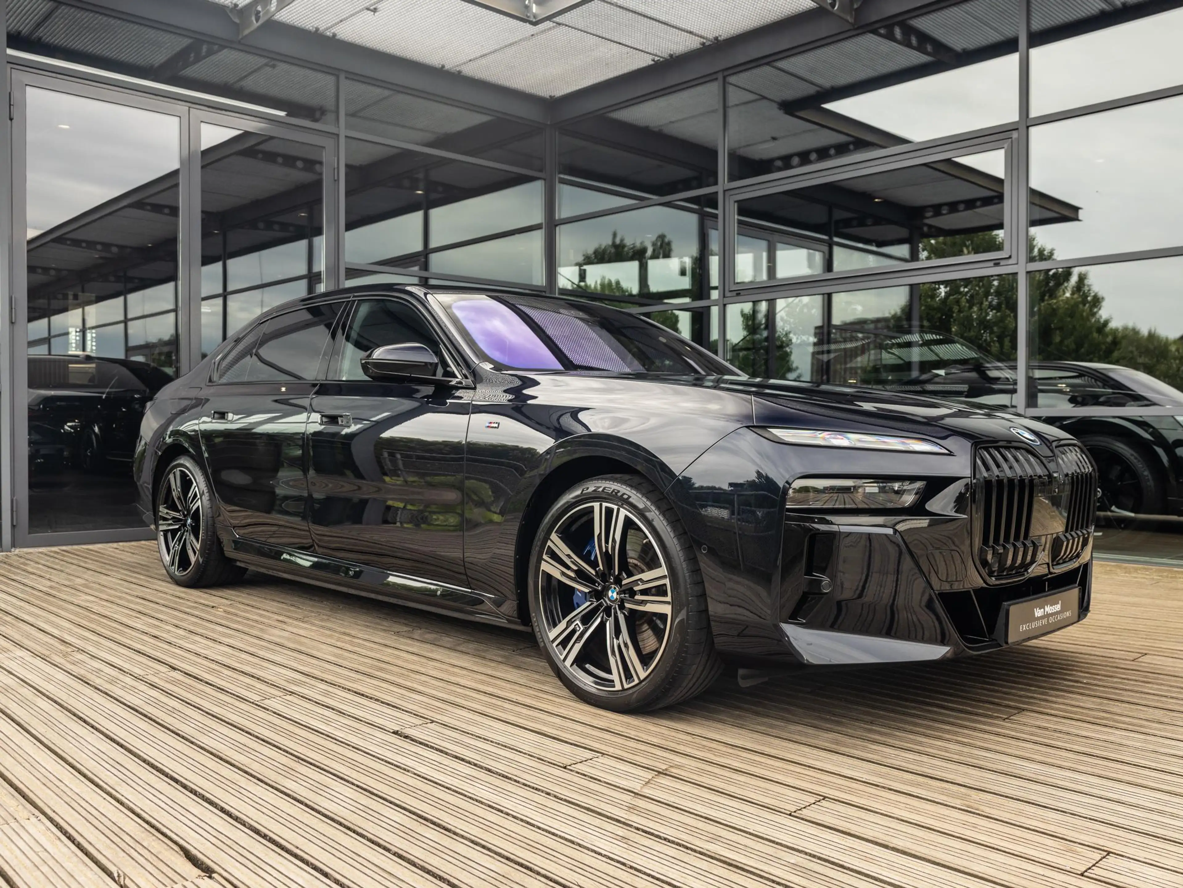 BMW i7 xDrive60 106 kWh | M-SPORT | SKYLOUNGE PANORAMADAK — photo 3