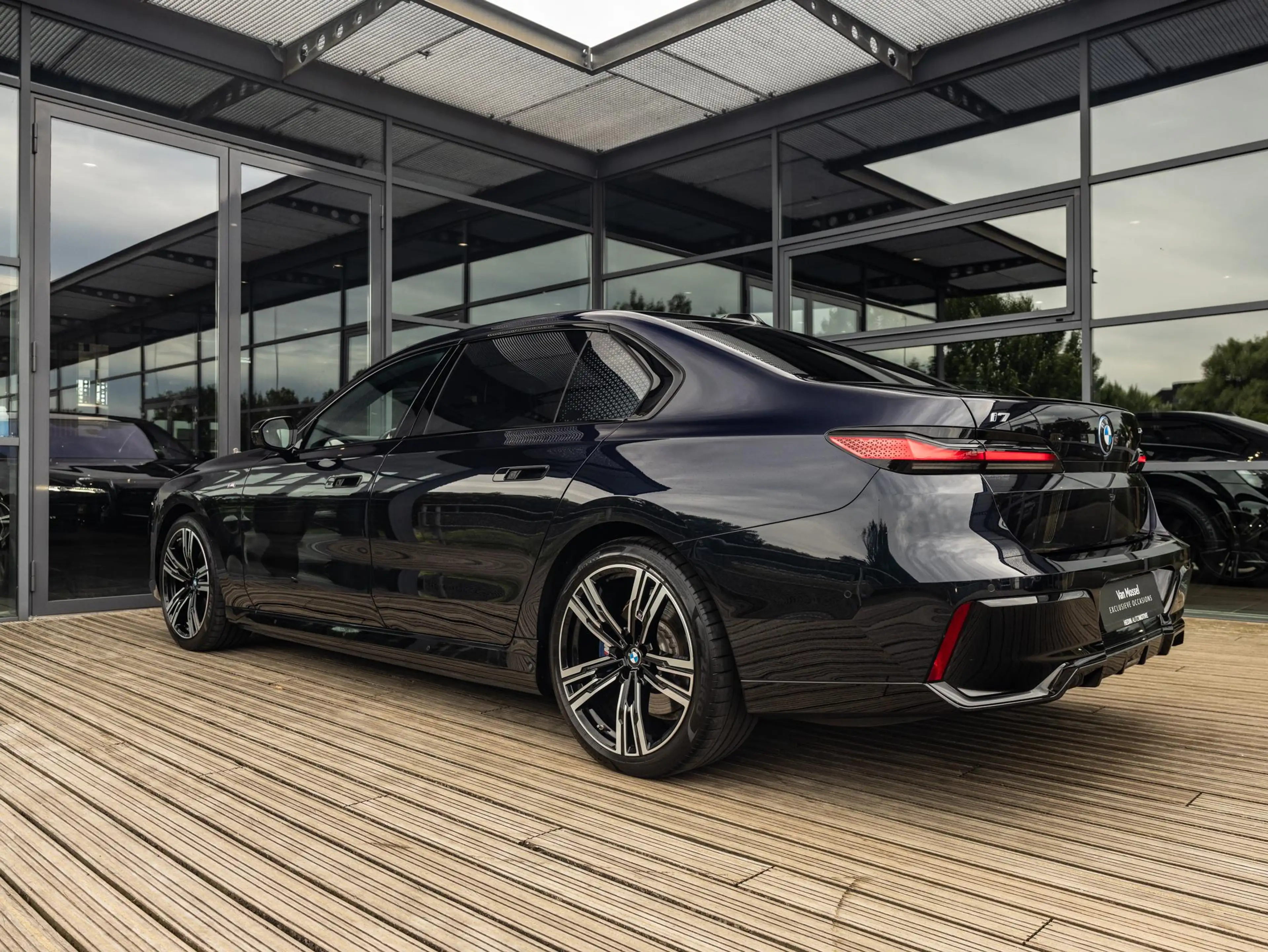 BMW i7 xDrive60 106 kWh | M-SPORT | SKYLOUNGE PANORAMADAK — photo 9