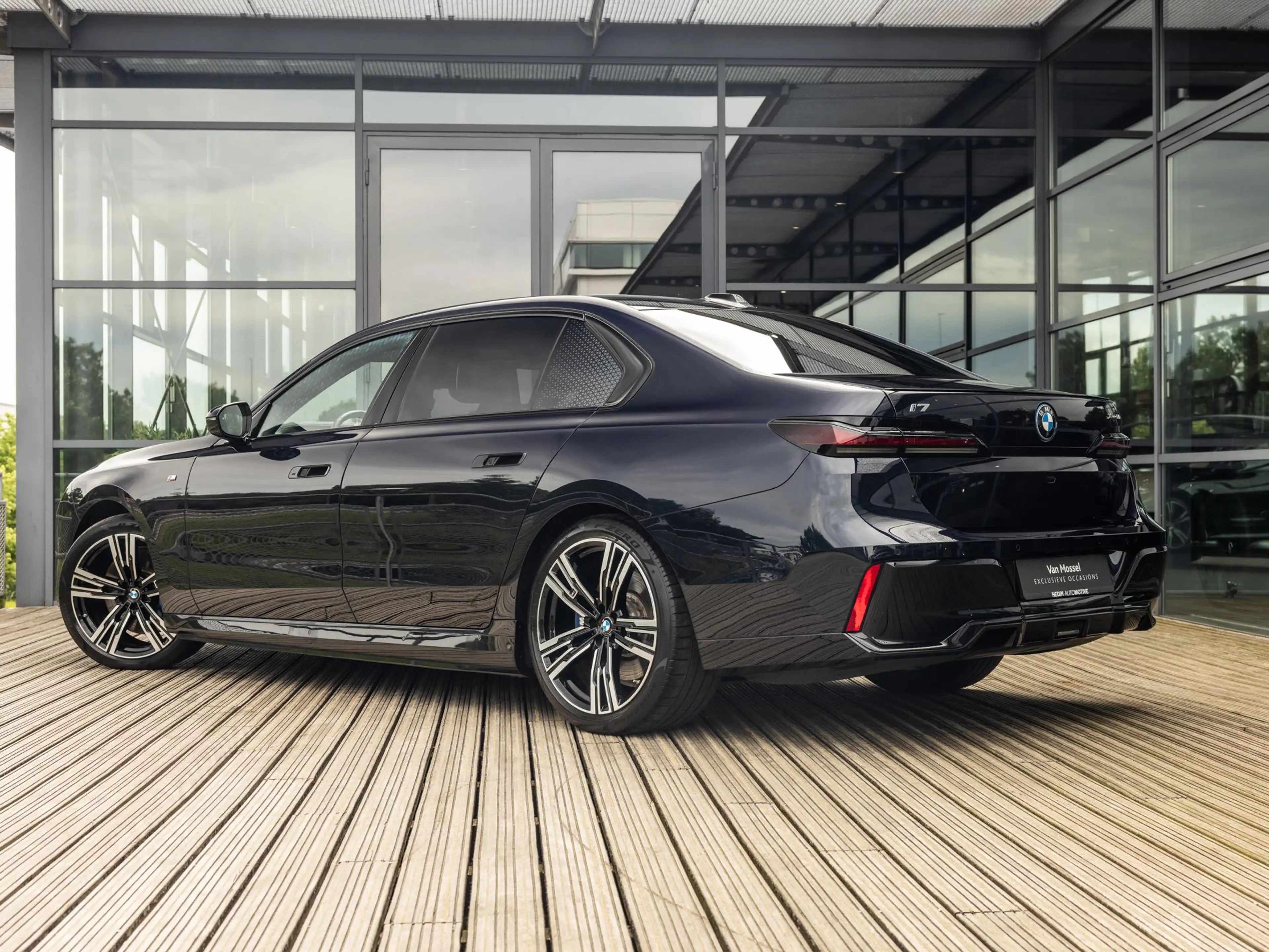 BMW i7 xDrive60 106 kWh | M-SPORT | SKYLOUNGE PANORAMADAK — photo 4
