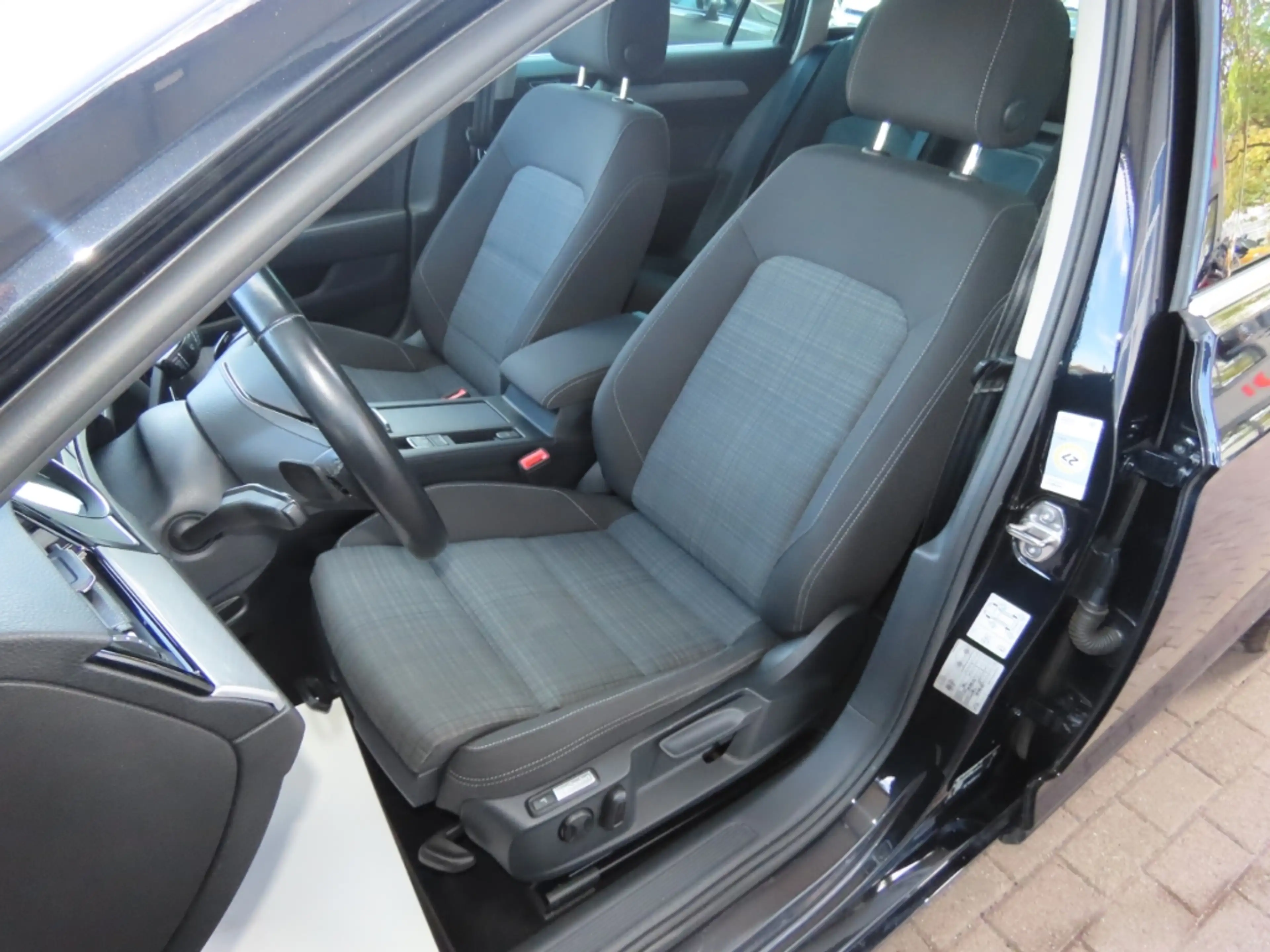 Volkswagen Passat Variant 1.Hd*Navi*ACC*Massage*Kamera*AHK — photo 7