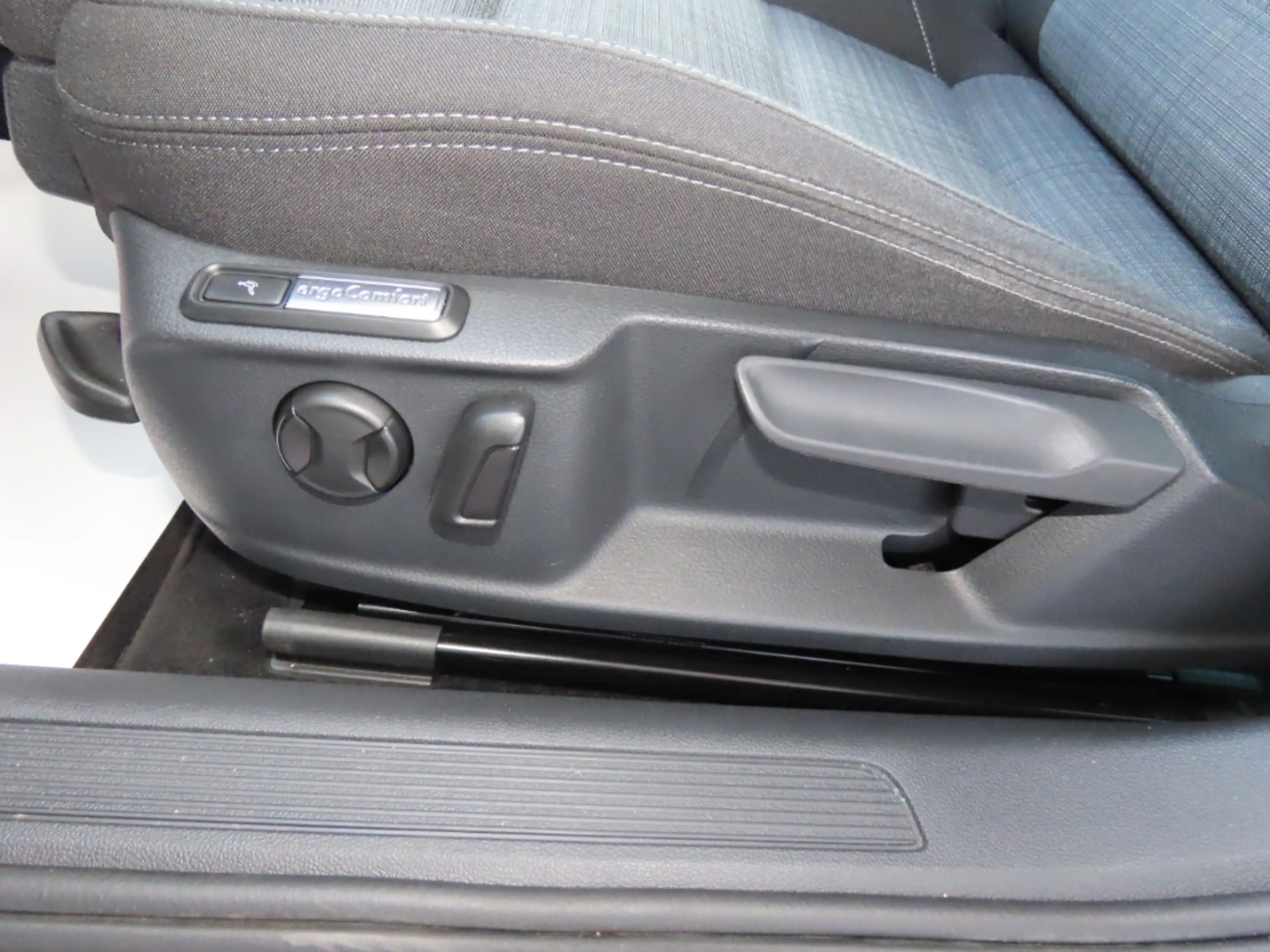 Volkswagen Passat Variant 1.Hd*Navi*ACC*Massage*Kamera*AHK — photo 9