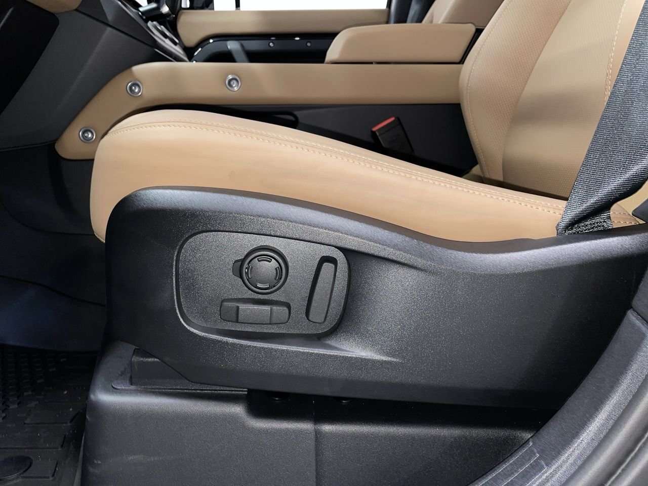 2026 Land Rover Defender 110 X-Dynamic SE INCOMING 4/10-4/20 / thumb 20