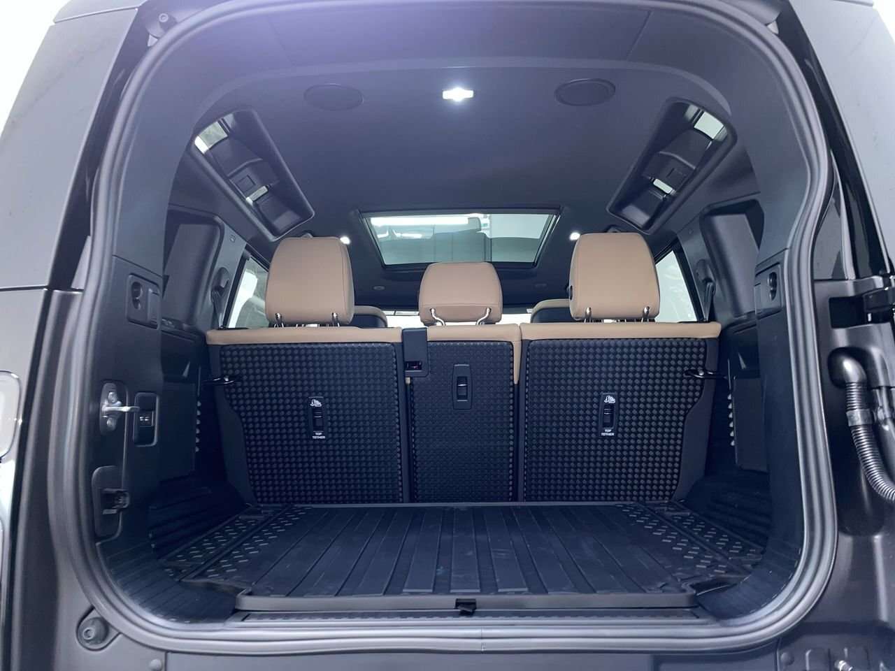 2026 Land Rover Defender 110 X-Dynamic SE INCOMING 4/10-4/20 / thumb 32