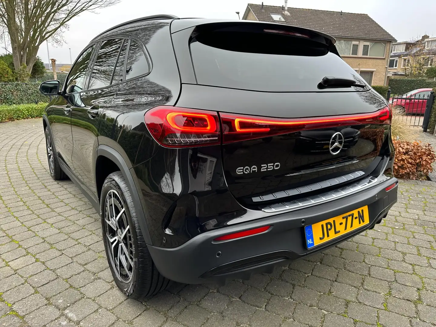 Mercedes-Benz EQA 250 AMG, Pano, Trekhaak, Dealer onderh. Noir - 2