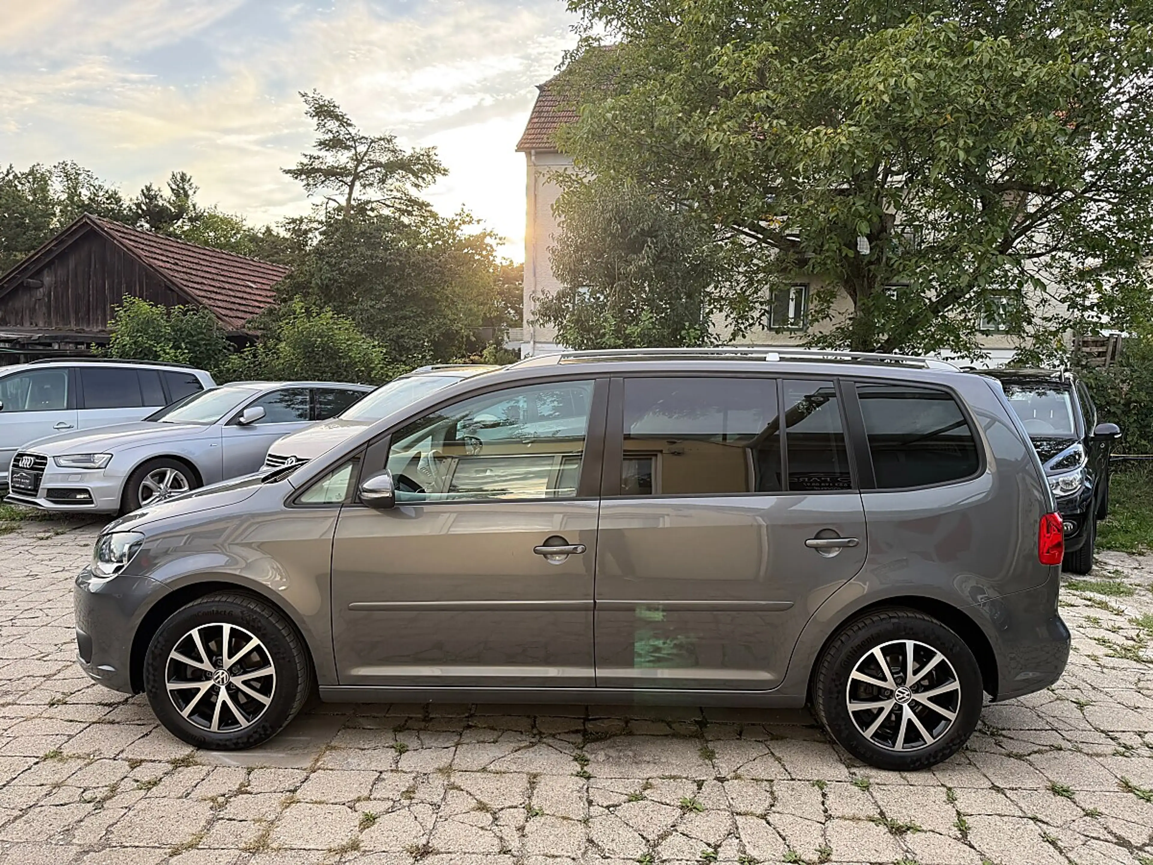 Volkswagen Touran 1.6 TDI Comf.ANHÄNGERKUPP.-NAVI-1/3 ZINSFREI FI... — photo 9
