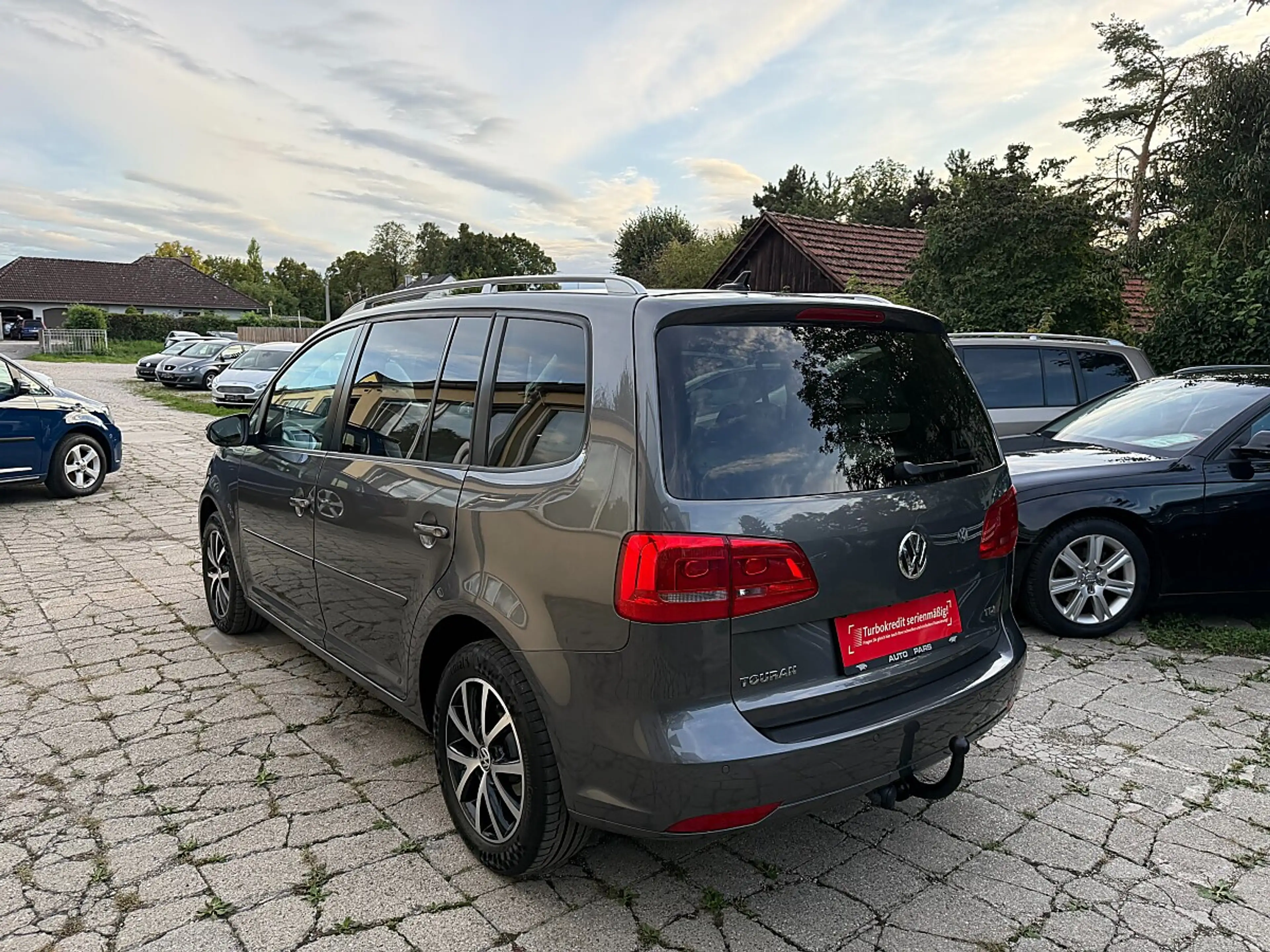 Volkswagen Touran 1.6 TDI Comf.ANHÄNGERKUPP.-NAVI-1/3 ZINSFREI FI... — photo 8
