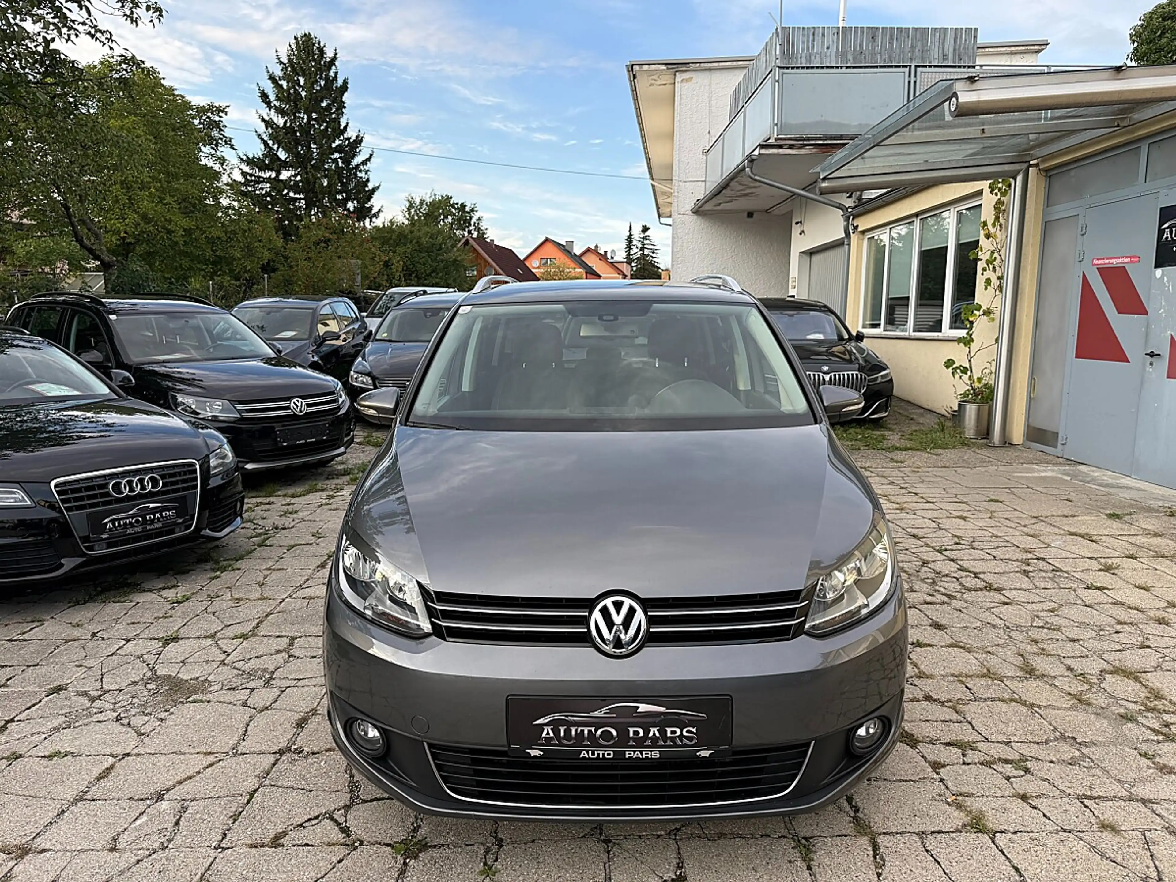 Volkswagen Touran 1.6 TDI Comf.ANHÄNGERKUPP.-NAVI-1/3 ZINSFREI FI... — photo 2