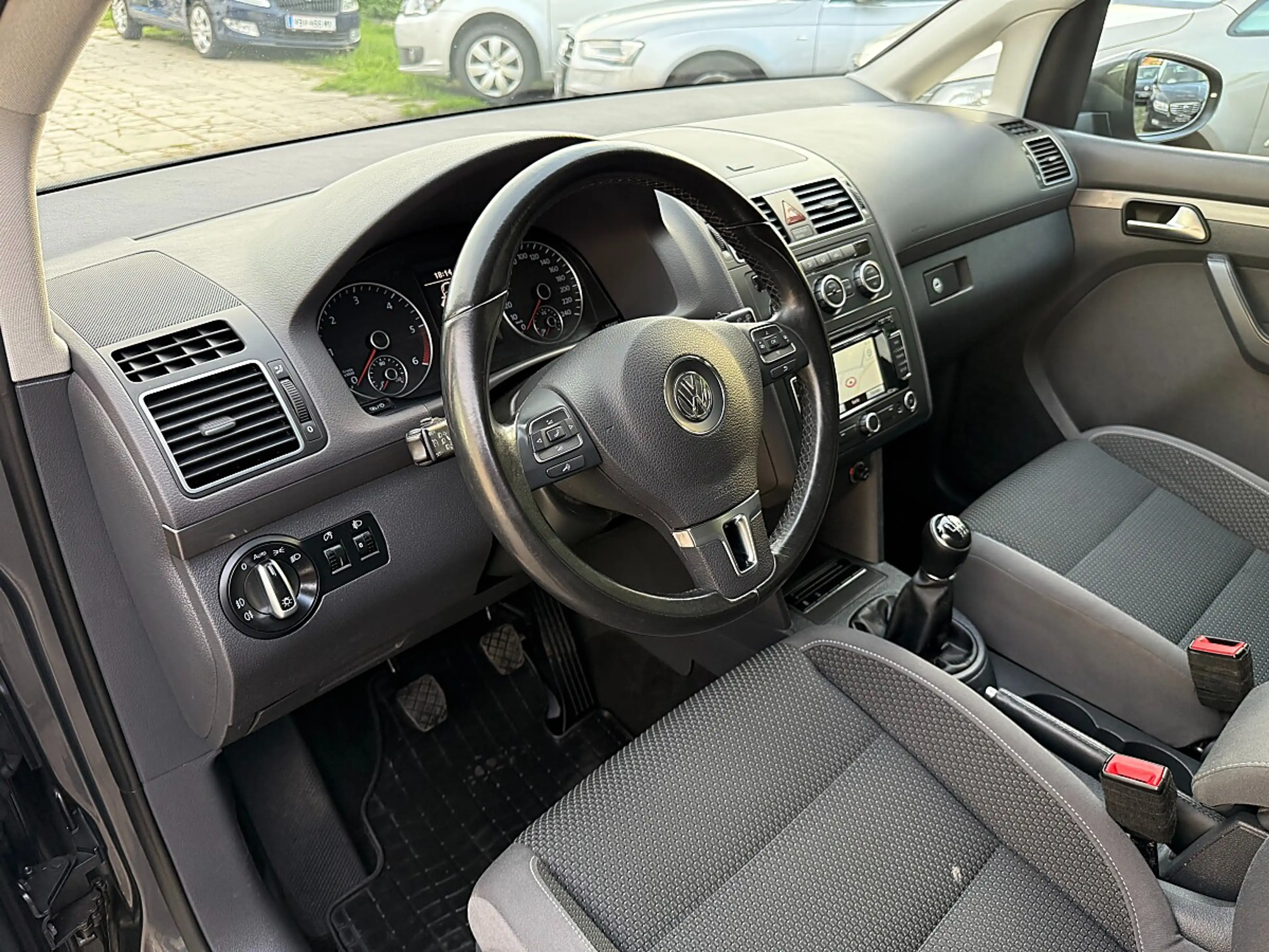 Volkswagen Touran 1.6 TDI Comf.ANHÄNGERKUPP.-NAVI-1/3 ZINSFREI FI... — photo 13